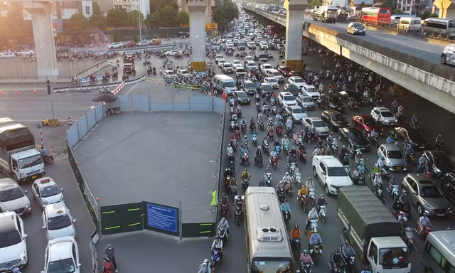 Hà Nội: Rào chắn 'bịt' hướng đi Ngã Tư Sở, nút giao thông Thanh Xuân ùn tắc