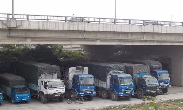 Hiện thành phố Hà Nội đang cấp phép tổ chức trông xe tại nhiều gần cầu