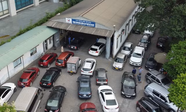 Xe xếp hàng dài, trung tâm đăng kiểm vẫn mỗi nơi làm một kiểu 