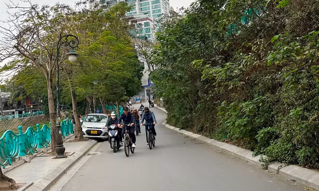 Cận cảnh tuyến đường ven Hồ Tây sắp mở rộng lên 21 mét bằng cầu cạn 