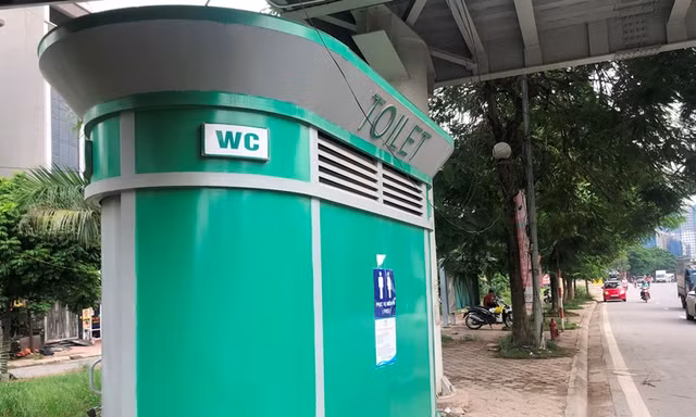 Cận cảnh nhà vệ sinh công cộng đổi quảng cáo vừa sử dụng đã hỏng