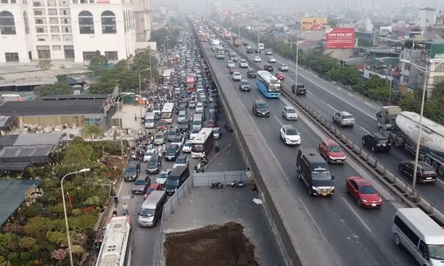 Đường Nguyễn Xiển tắc cứng vì lô cốt chiếm 2/3 lòng đường