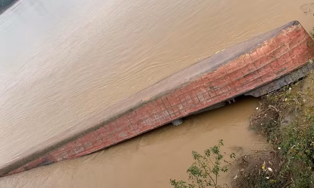  Tàu xà lan chở cát bị lật úp tại chân cầu Chương Dương