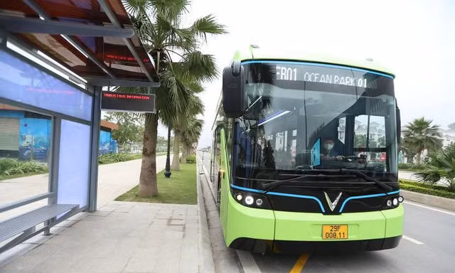 Xe buýt điện hoạt động thử nghiệm trên đường Hà Nội.