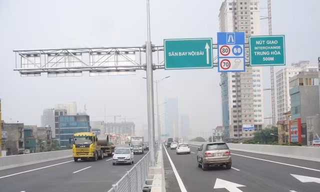 Từ sáng 27/12, xe ô tô đi trên cao tốc trên cao Mai Dịch – cầu Thăng Long được đi tối đa 100km/h, tối thiểu 60km/h. Ảnh: T.Đảng