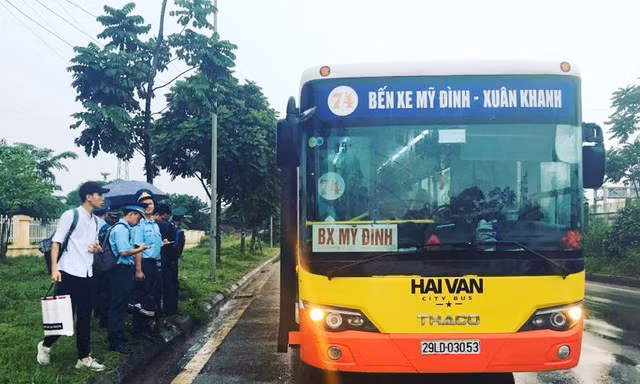 Xe buýt tuyến 74 hoạt động trên đường