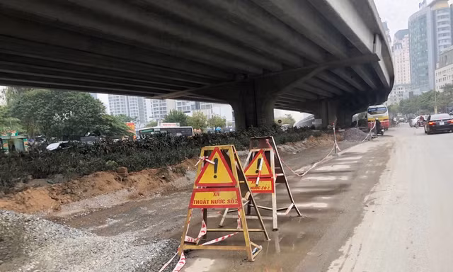 Nhiều tuyến phố lớn Hà Nội tiếp tục xén dải phân cách