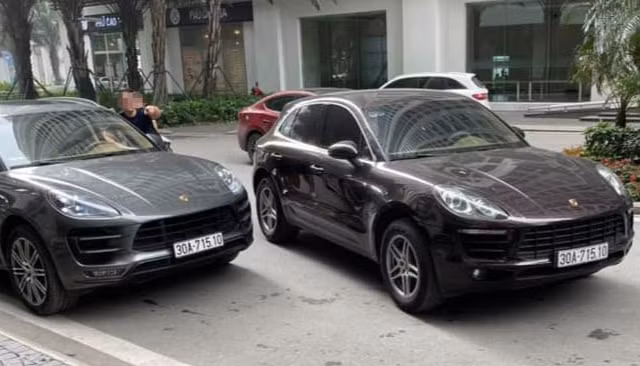 Hai chiếc xe Porsche khác màu sơn, trùng biển số xuất hiện ở Hà Nội. Ảnh S.T