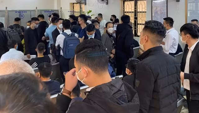 Rất nhiều người dân đến đăng ký phương tiện ngày đầu giảm lệ phí trước bạ. Ảnh Công Huy