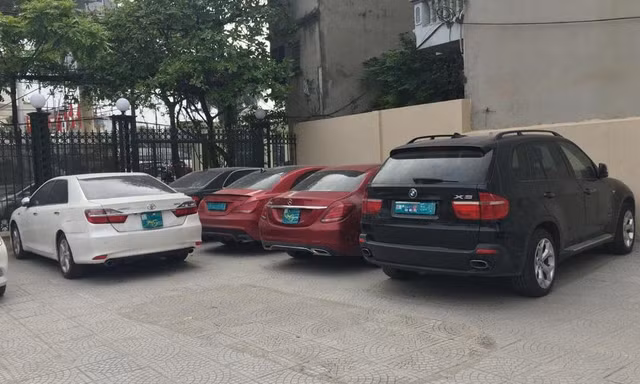 5 chiếc xe hạng sang không có giấy tờ bị phát hiện trong đường dây. Ảnh Công an cung cấp.