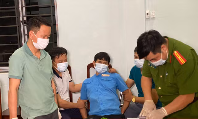 Đối tượng Khé (áo xanh) ngồi giữa. Ảnh Công an tỉnh Lào Cai.
