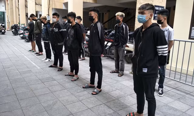 6 thanh thiếu niên bị tạm giữ hình sự.