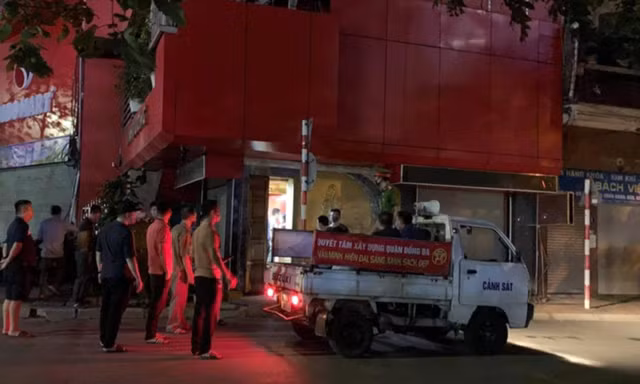 Lực lượng chức năng có mặt kiểm tra ngôi nhà.