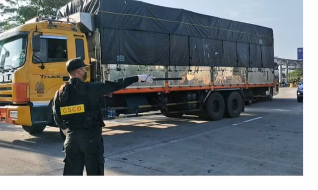 Nhiều xe tải, xe khách phải quay đầu trên cao tốc Pháp Vân - Cầu Giẽ. Ảnh: Thanh Hà