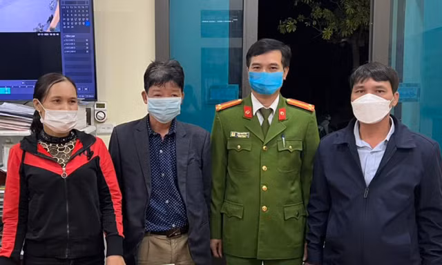 Ông Đức nhận lại số tiền đánh rơi. Ảnh Công an thành phố Hà Nội.