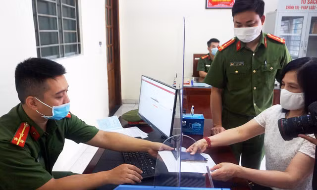 Thu hồi sổ hộ khẩu giấy từ ngày 1/7.