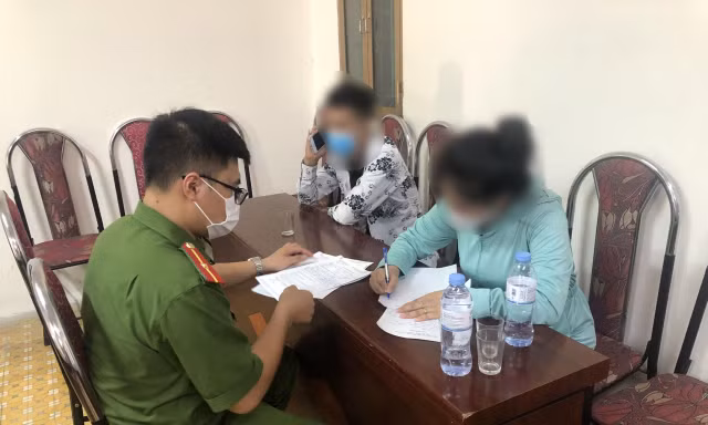 Hàng chục người bị phạt hơn 300 triệu vì vi phạm phòng dịch, ra đường khi không cần thiết