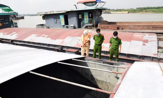 Số lượng lớn than không rõ nguồn gốc bị phát hiện.