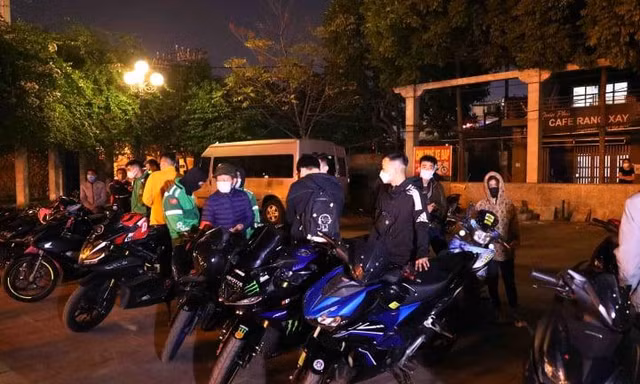 Nhiều thanh niên điều khiển phương tiện bị dừng kiểm tra.