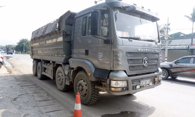 Chiều 23/4, tổ công tác Đội CSGT đường bộ số 12 (Phòng CSGT Hà Nội) lập chốt kiểm tra xử lý phương tiện xe tải chở hàng hoá, vật liệu xây dựng vượt quá thành thùng xe, che đậy bạt không kỹ làm rơi vãi ra đường khi lưu thông trên địa bàn.