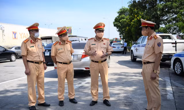 Cục phó CSGT yêu cầu cán bộ tại chốt kiểm soát dịch không lơ là, chủ quan
