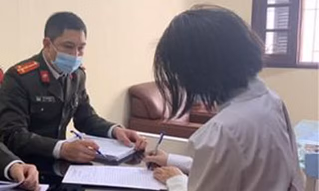Công an làm việc với chị T. Ảnh Công an cung cấp.