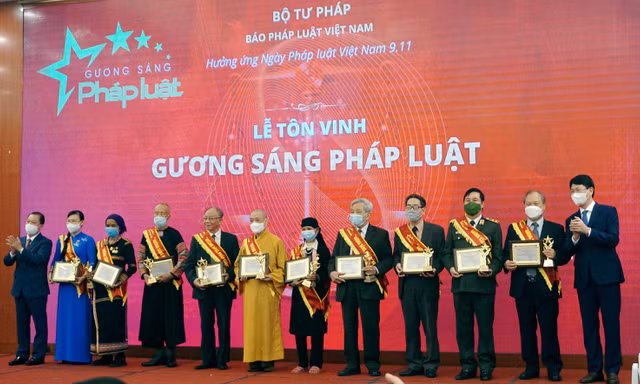 Tôn vinh 50 ‘Gương sáng pháp luật’