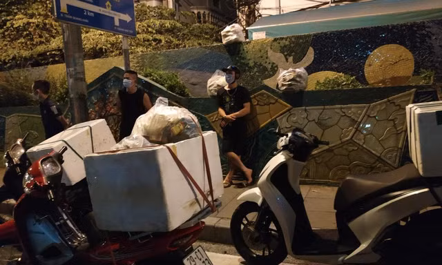 Người dân trèo đê ra vào khu vực phong toả bị phát hiện.
