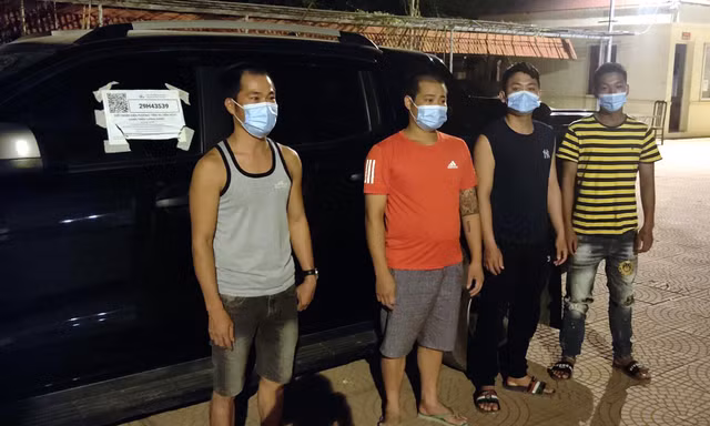 4 người không có giấy tờ cần thiết đi trên xe vào Hà Nội.
