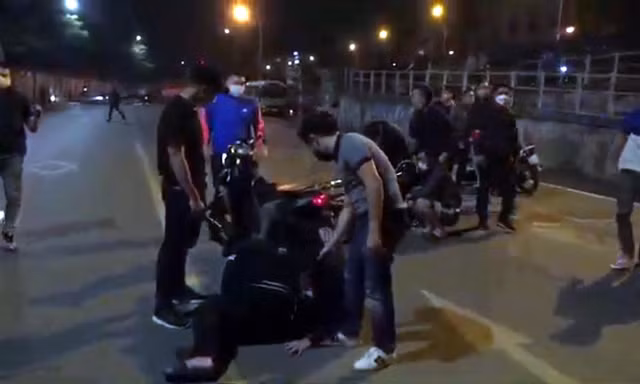 Lực lượng chức năng căng dây ngăn chặn nhóm thanh thiếu niên.