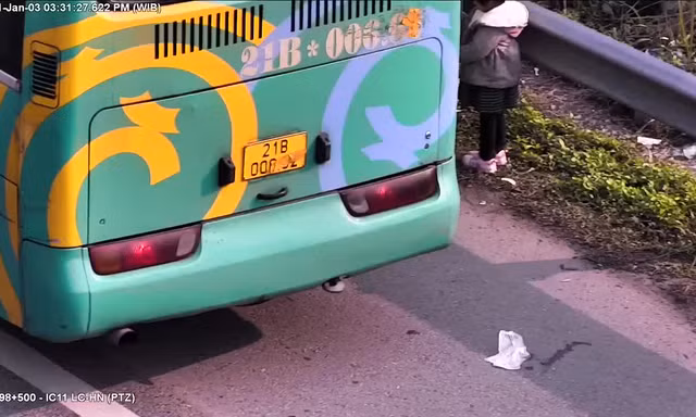 Hình ảnh camera ghi lại ô tô vi phạm.