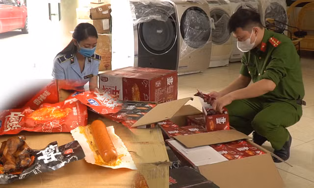 Xe tải chở xúc xích, cánh gà bẩn về Hà Nội bán cho học sinh bị chặn đứng
