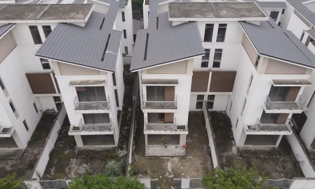 Cận cảnh hàng trăm biệt thự bỏ hoang trong đại đô thị phía Tây Thủ đô