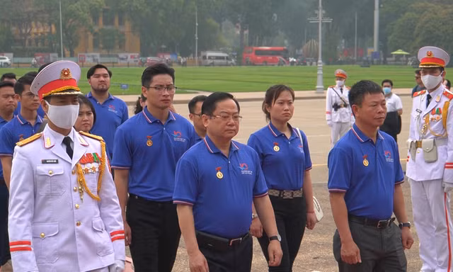 Gương mặt trẻ Việt Nam tiêu biểu năm 2022 báo công dâng Bác