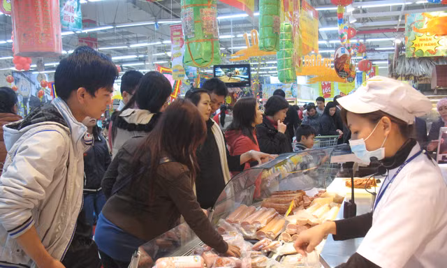 Khách hàng đổ xô mua thực phẩm khuyến mãi tại siêu thị Big C Thăng Long. N.M