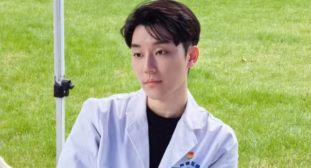 Cuộc sống hiện tại của nam sinh 17 tuổi đỗ đại học Y, 25 tuổi trở thành bác sĩ