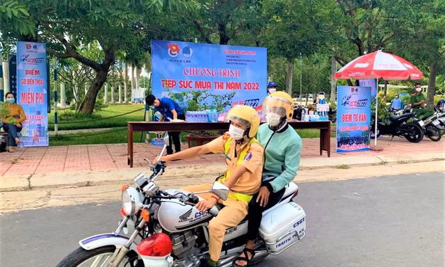 Thí sinh hỏng xe giữa đường, đội hình phản ứng nhanh tức tốc đến giúp