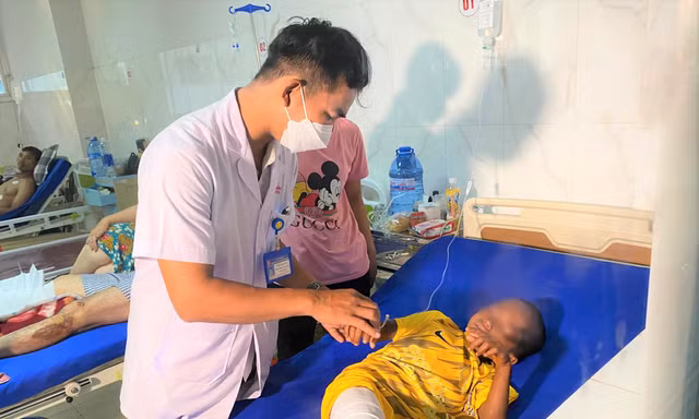 Bé trai 8 tuổi kể lại giây phút bị cháy hai chân trong đêm tối