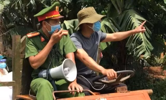 Công an cùng cán bộ địa phương đi máy cày vào tận buôn làng tuyên truyền phòng dịch