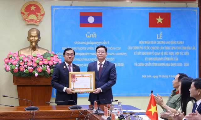 Đắk Lắk đón nhận Huân chương Lao động hạng Nhất của Chính phủ Lào tặng
