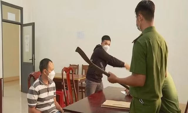 Tạm giam hai bố con chém người tới tấp sau va chạm giao thông