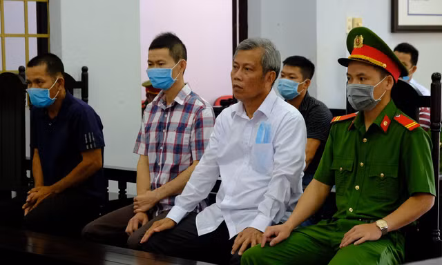 Bị cáo Trịnh Sướng theo dõi luật sư bào chữa cho mình