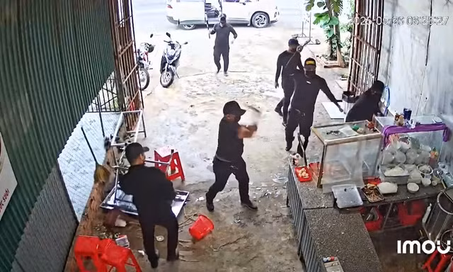 Tin mới vụ nhóm côn đồ che mặt đập phá quán phở, tạt sơn nhà dân ở Đắk Lắk 