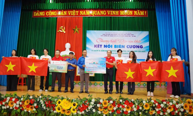 1.000 lá cờ Tổ quốc cùng nhiều phần quà giá trị khoảng 1 tỷ đồng tặng bà con Đắk Nông