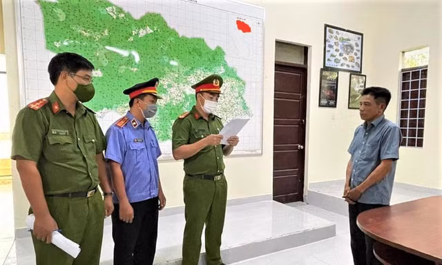 Cơ quan chức năng đọc quyết định khởi tố bị can, lệnh bắt tạm giam ông Ý