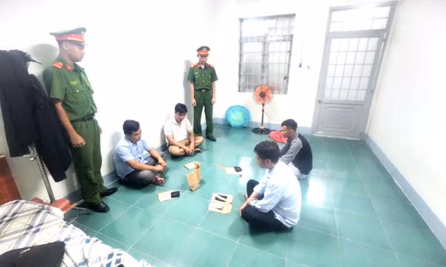 Khởi tố nhóm nhân viên Chi nhánh Văn phòng đăng ký đất đai huyện về tội đánh bạc