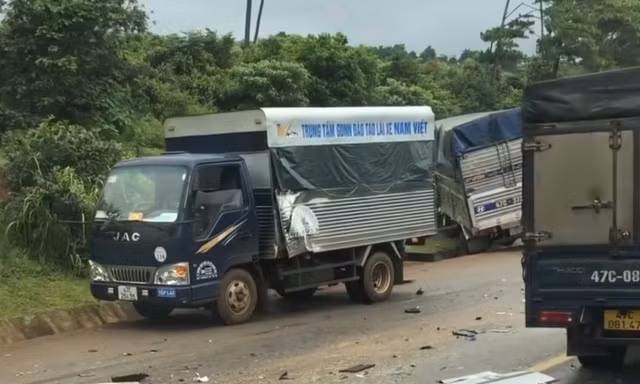 Bốn xe tải va chạm liên hoàn trên quốc lộ, nhiều người bị thương