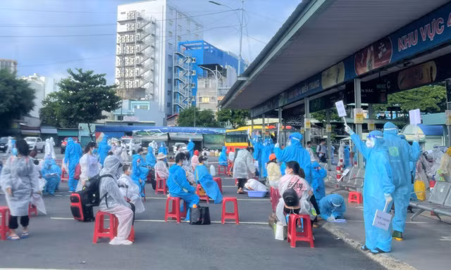 Thành viên đoàn công tác đặc biệt, hướng dẫn người dân tập trung theo quy định