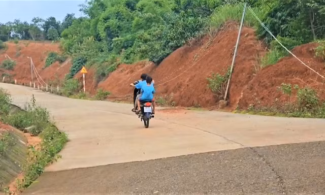 Thiếu niên chở trẻ nhỏ nẹt ga, bốc đầu xe