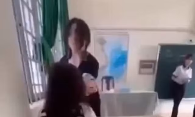 Đình chỉ học nữ sinh đánh, lấy chích điện hù dọa bạn
